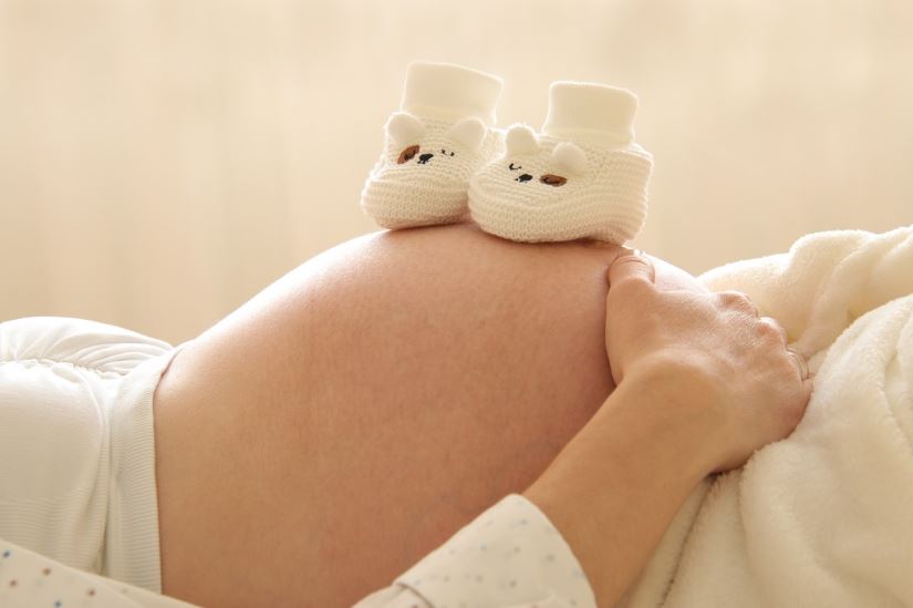 누워있는 만삭 임산부 사진