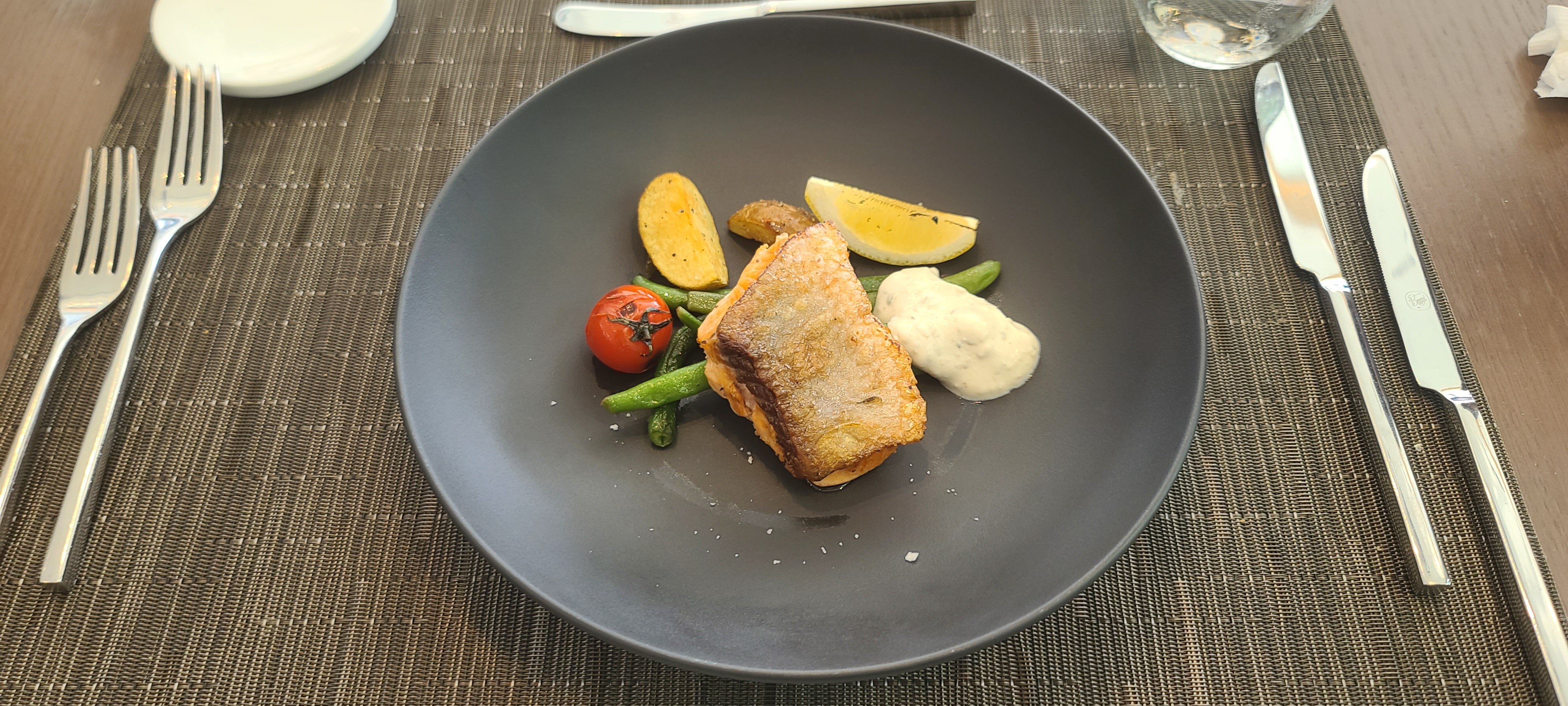 코스요리 강동구맛집 더화이트 세스코 프랑스요리 고급레스토랑 연어스테이크 시즈널가니쉬 더화이트크림소스