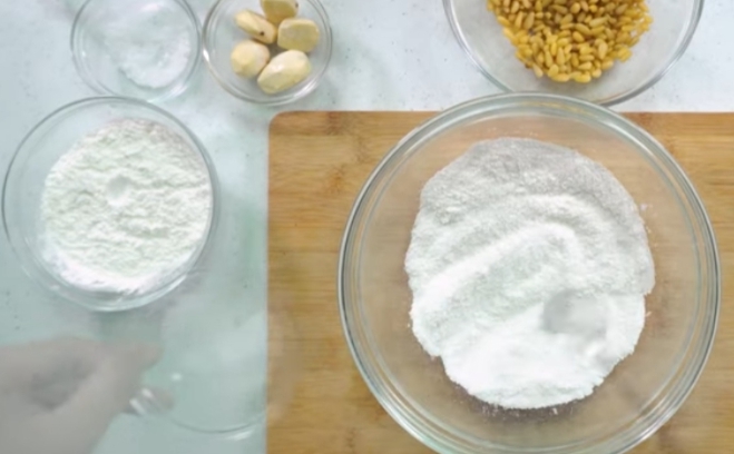 한국의 떡 종류 잣구리-찹쌀가루에 소금 넣기