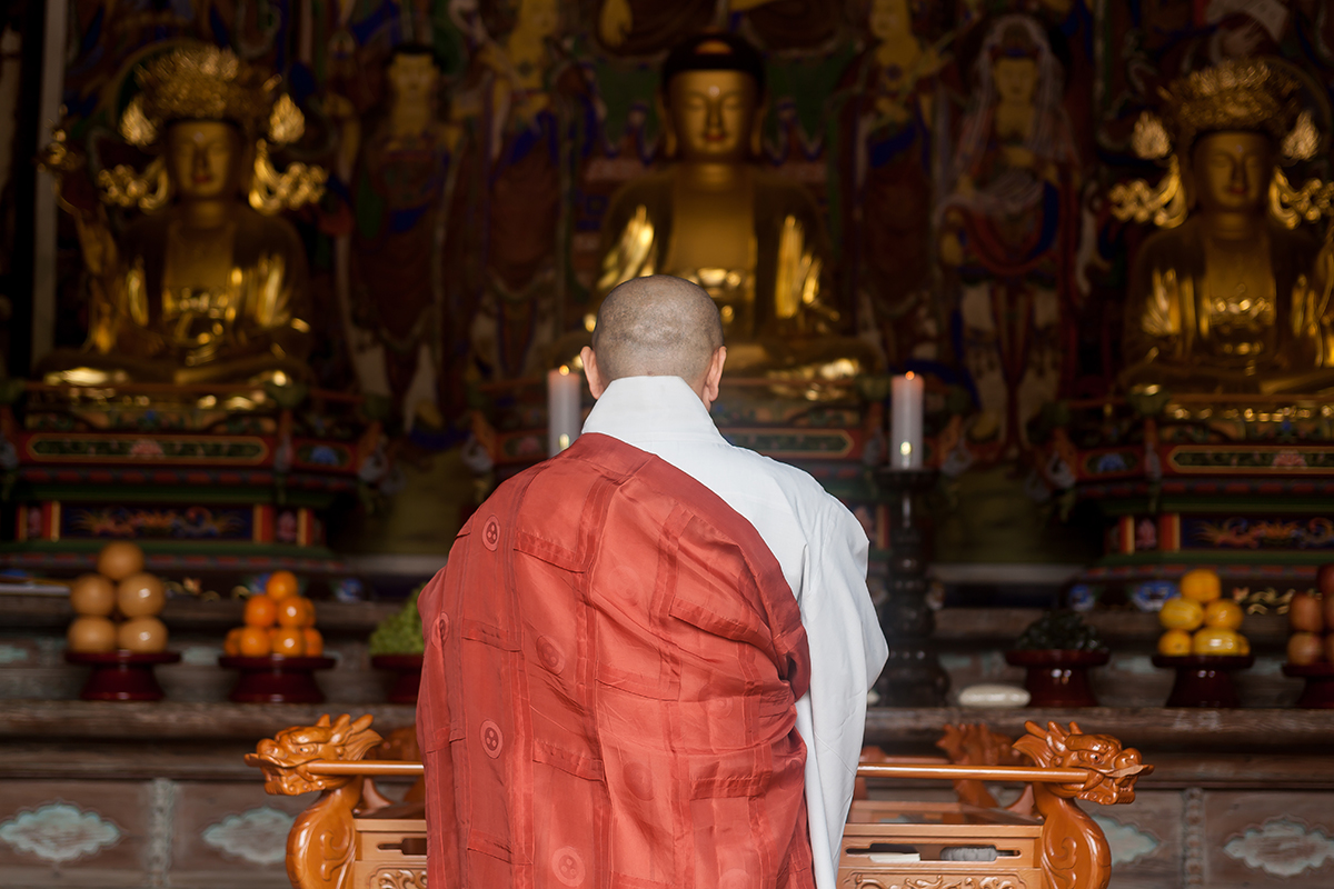 기도하는 스님 사진