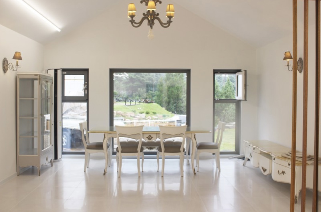 프랑스가구 미랄데코 케인식탁이 거실에 설치된 모습입니다.