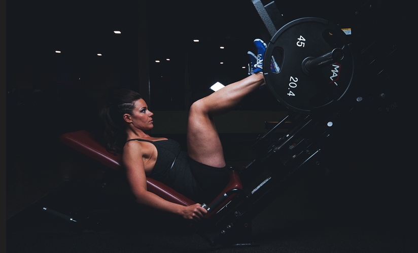 근육운동하는 여성