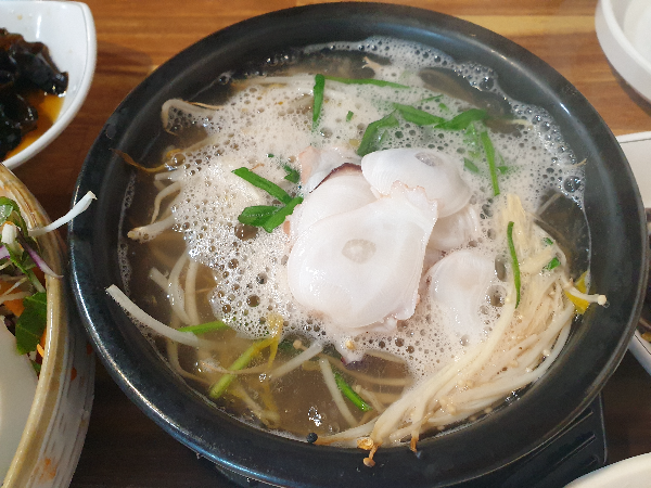 문어국밥. 뚝배기에 맑은 국물 문어는 토핑처럼 올려져 있다.