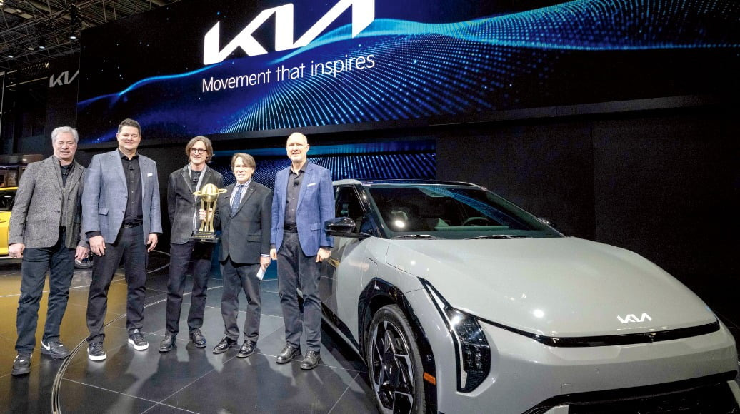 16일(현지시간) 개막한 &lsquo;2025 뉴욕 오토쇼&rsquo; 기아 전시관에서 러셀 와거 기아 미국법인 마케팅담당(왼쪽부터)과 에릭 왓슨 기아 미국법인 영업담당, 톰 컨스 기아 미국 디자인센터 수석디자이너, 스티븐 센터 기아 미국법인 최고운영책임자(COO) 등이 &lsquo;세계 올해의 차&rsquo; 수상을 기념하고 있다. /기아 제공