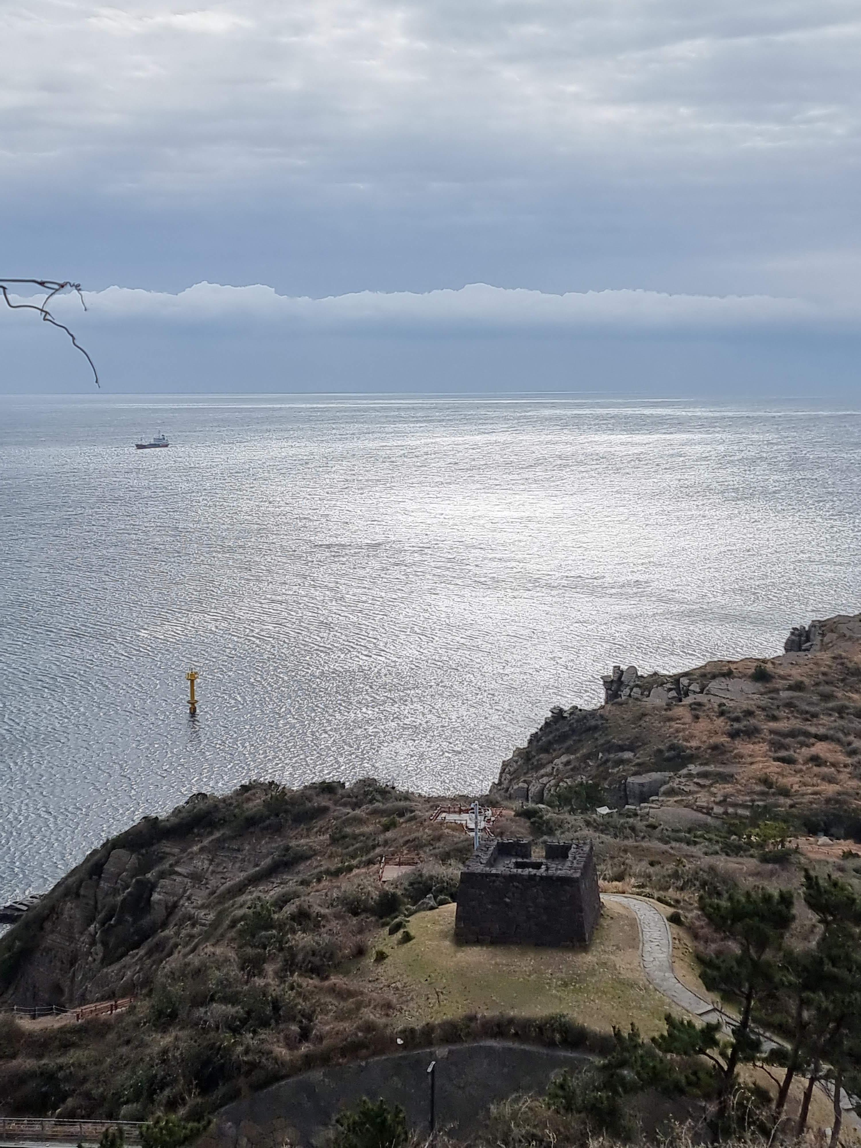푸른 바다와 어우러진 해안 경치