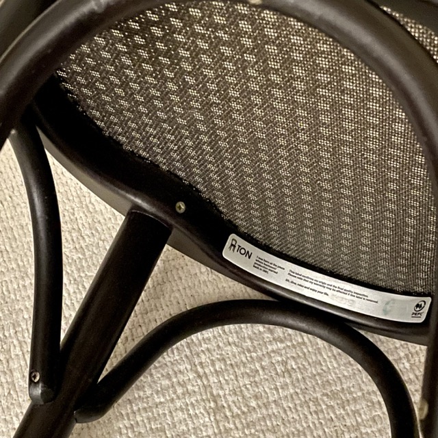 TON-톤체어-톤스툴-톤스툴60-원목의자-원목스툴-밑부분과-인증스티커