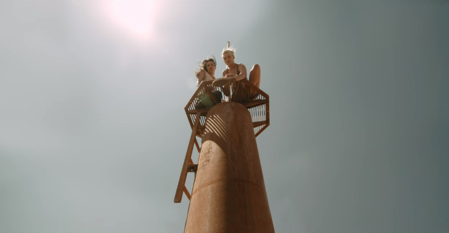 신발에 폰을 넣고 바닥으로 떨어뜨리는 장면