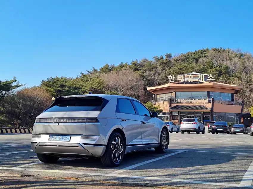 한티휴게소에 도착 후 아이오닉 5를 세웠습니다.