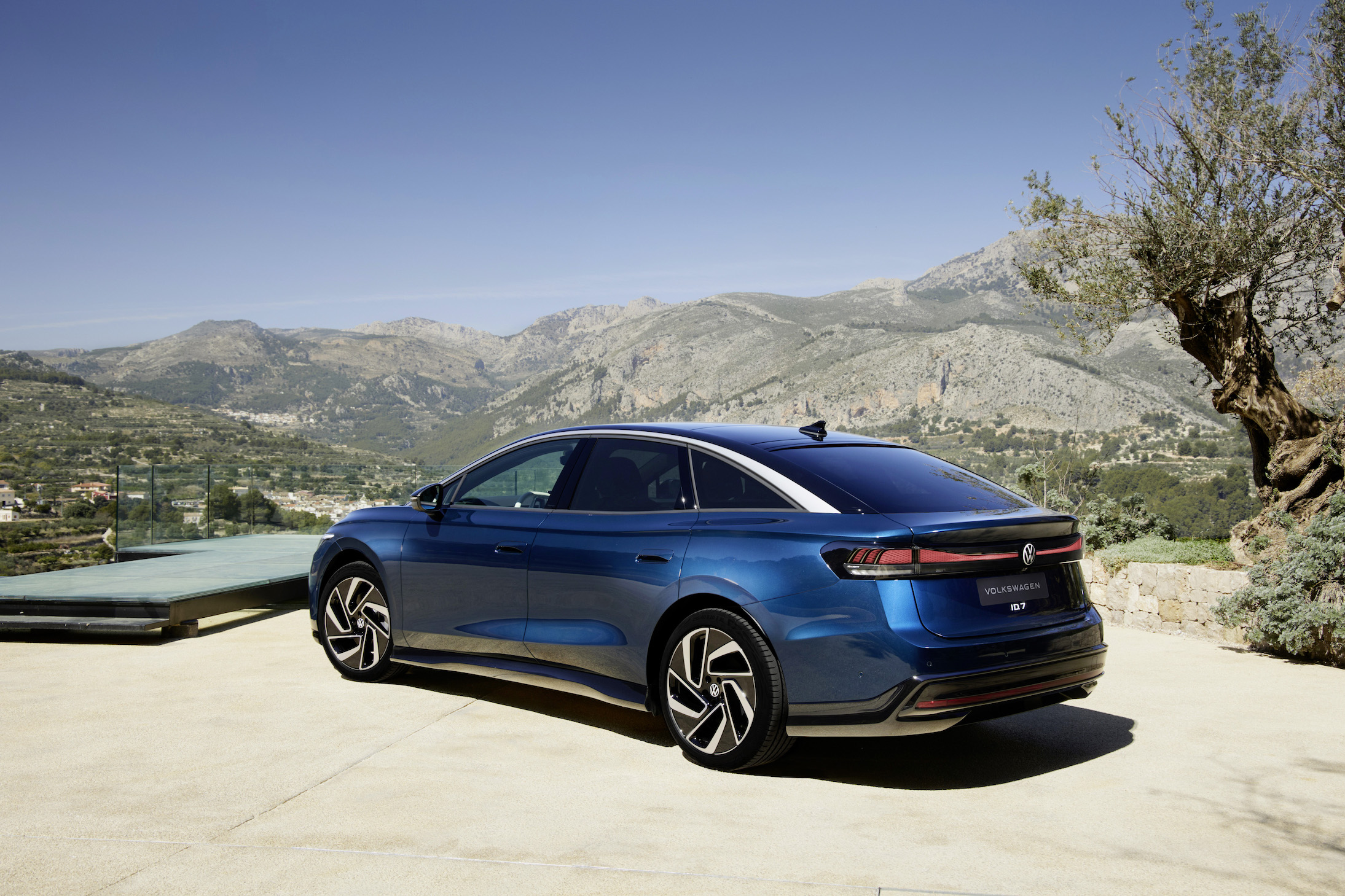 폭스바겐이 브랜드 최초의 플래그십 순수 전기 세단 ID.7을 세계 최초로 공개했다.