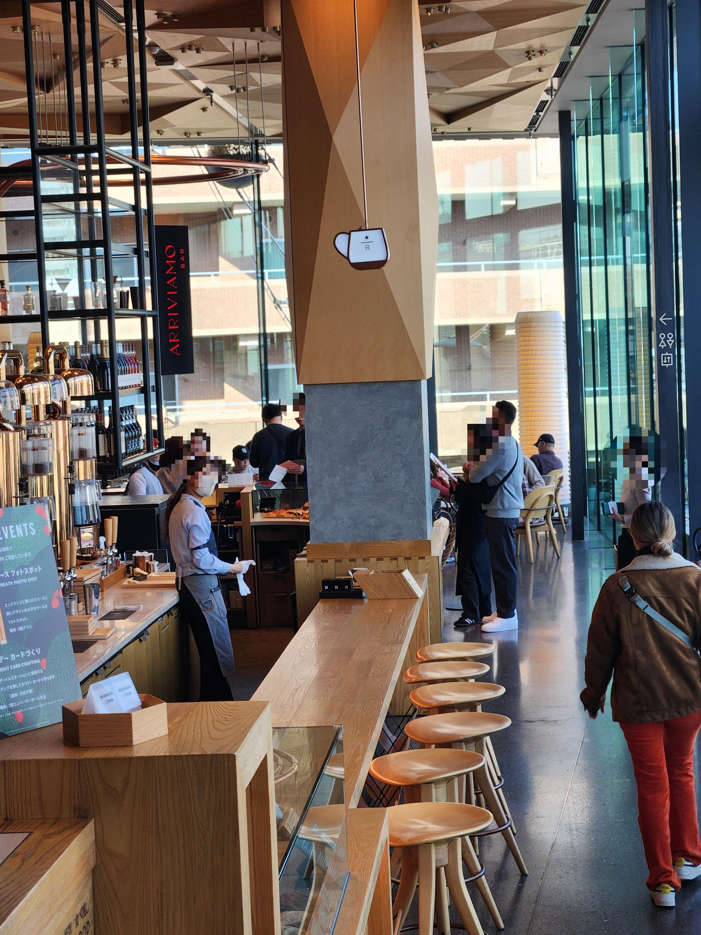 스타벅스 리저브 로스터리 도쿄 3층 Arriviamo 칵테일 바 내부 전경, 고급스러운 바와 원목 인테리어