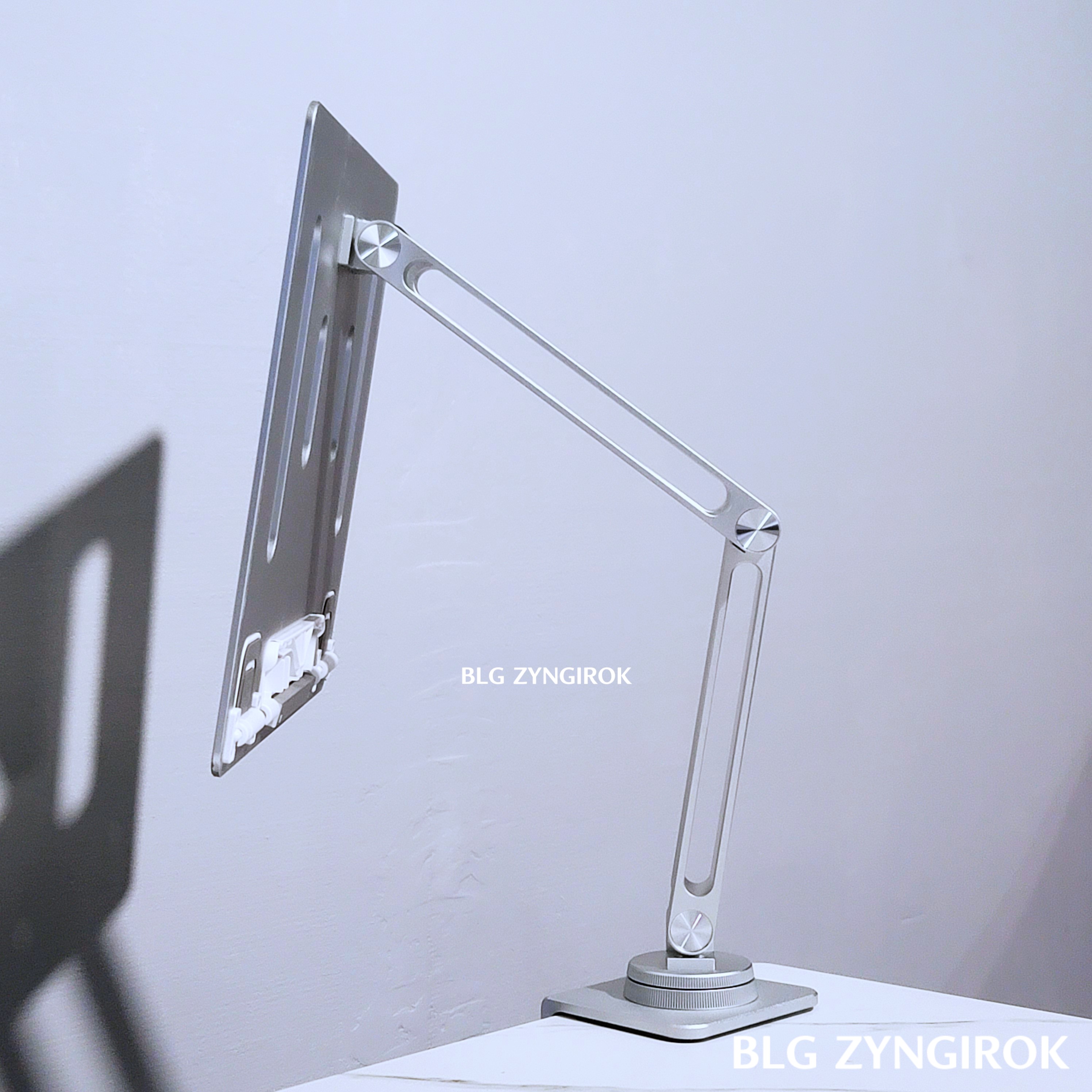 노트북 거치대 거치한 모습이다.