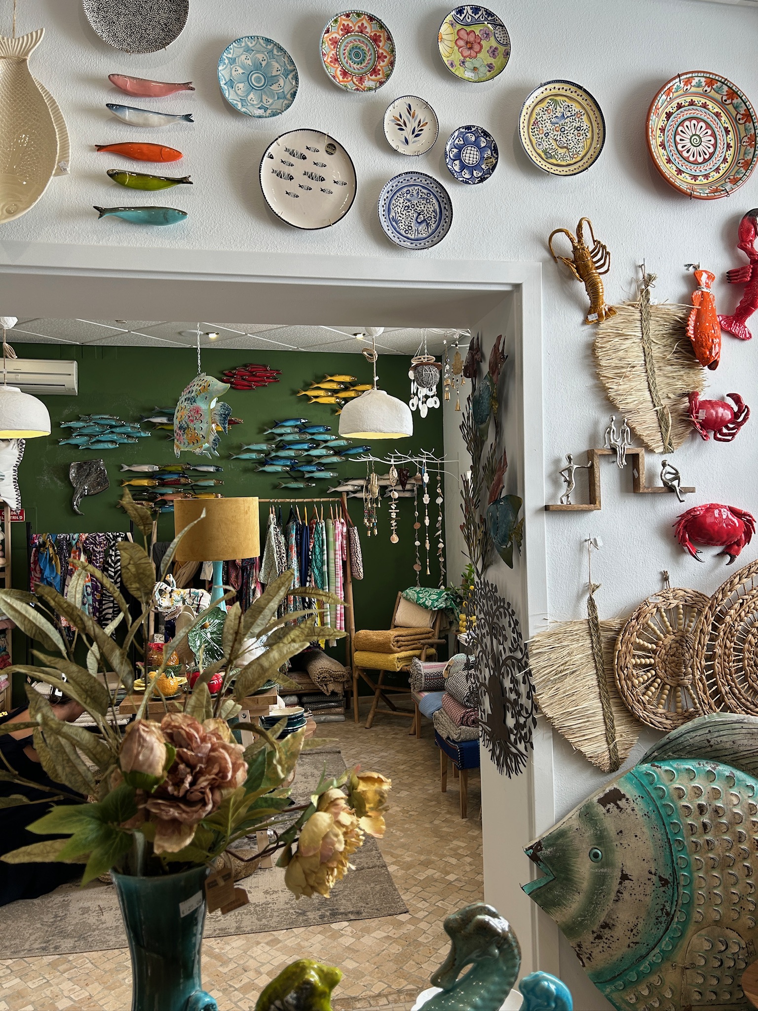 장식품이 가득있는 사진