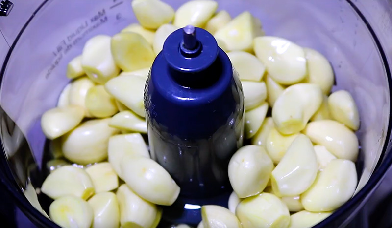 푸드프로세서에 마늘 1컵 넣고 다지기