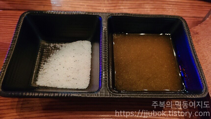 구도로통닭-반찬-소금-소스