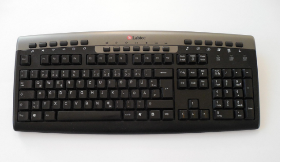 윈도우 키와 G 키를 눌러 실행된 Xbox Game Bar 화면에서 녹화 버튼을 클릭하는 모습