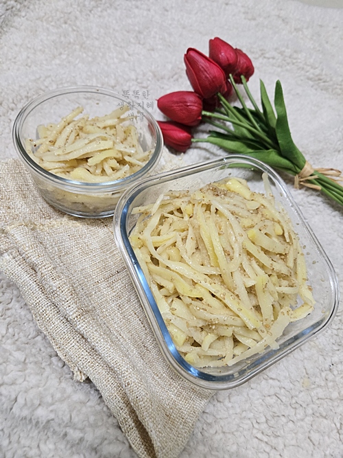 접시에 담은 도라지 나물