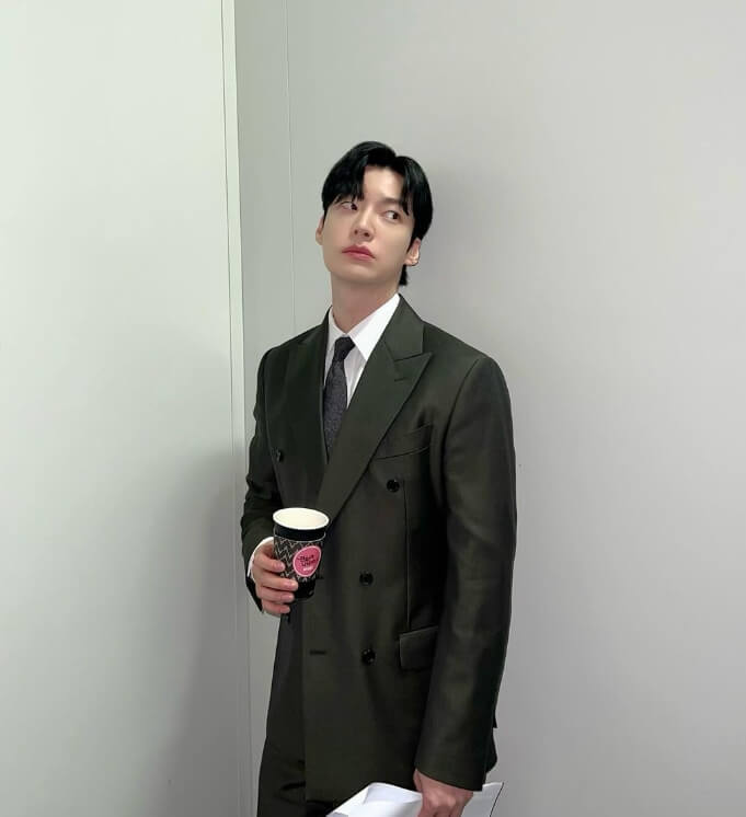 정장을입은-남성의모습