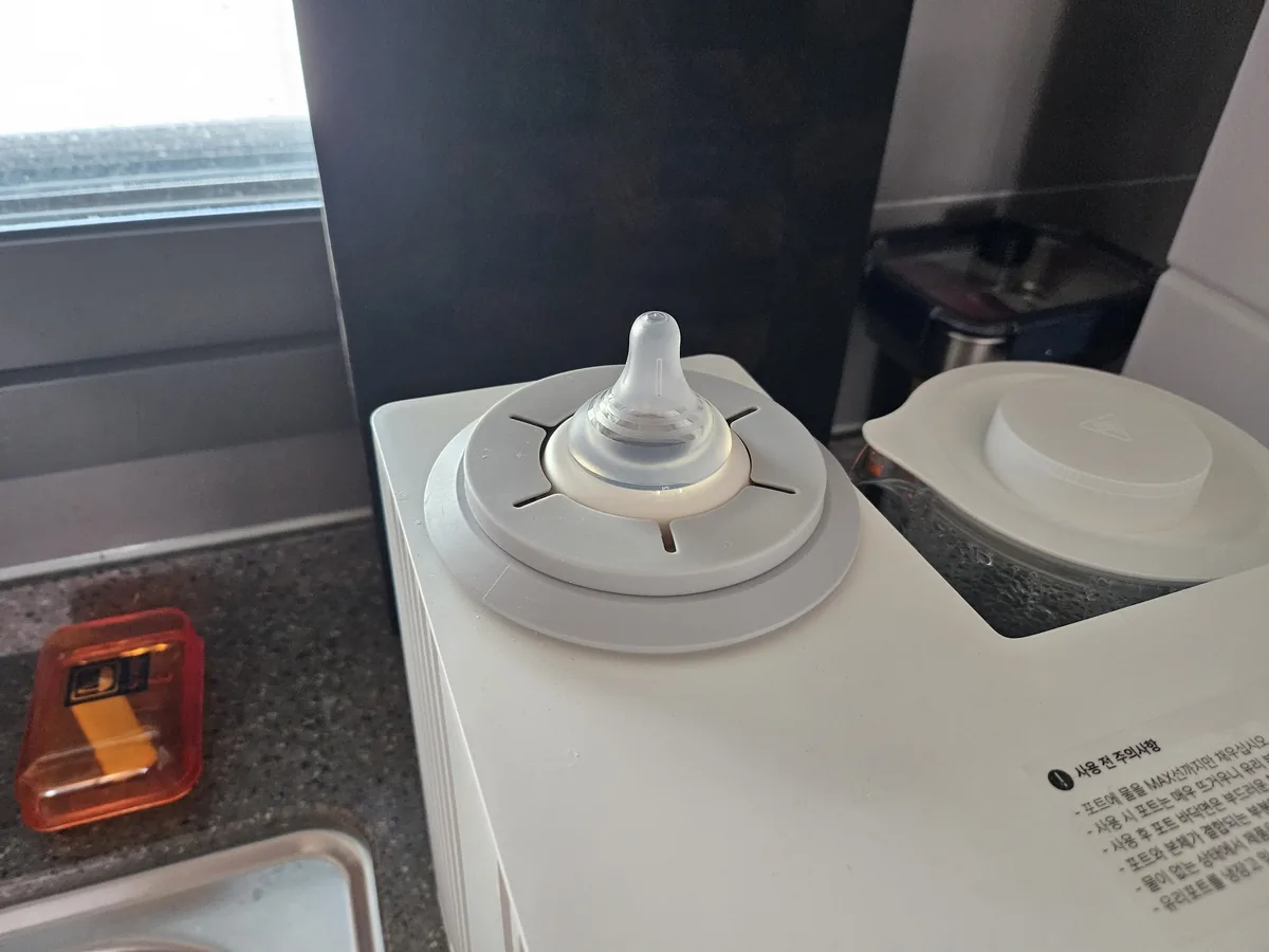 모윰 150ml 젖병을 쉐이커에 완전히 삽입한 모습, 젖꼭지만 남고 매립됨