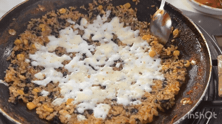 강남대 신혼부부 즉석떡볶이 – 김가루, 옥수수, 치즈를 올려 철판에서 볶아낸 치즈 볶음밥