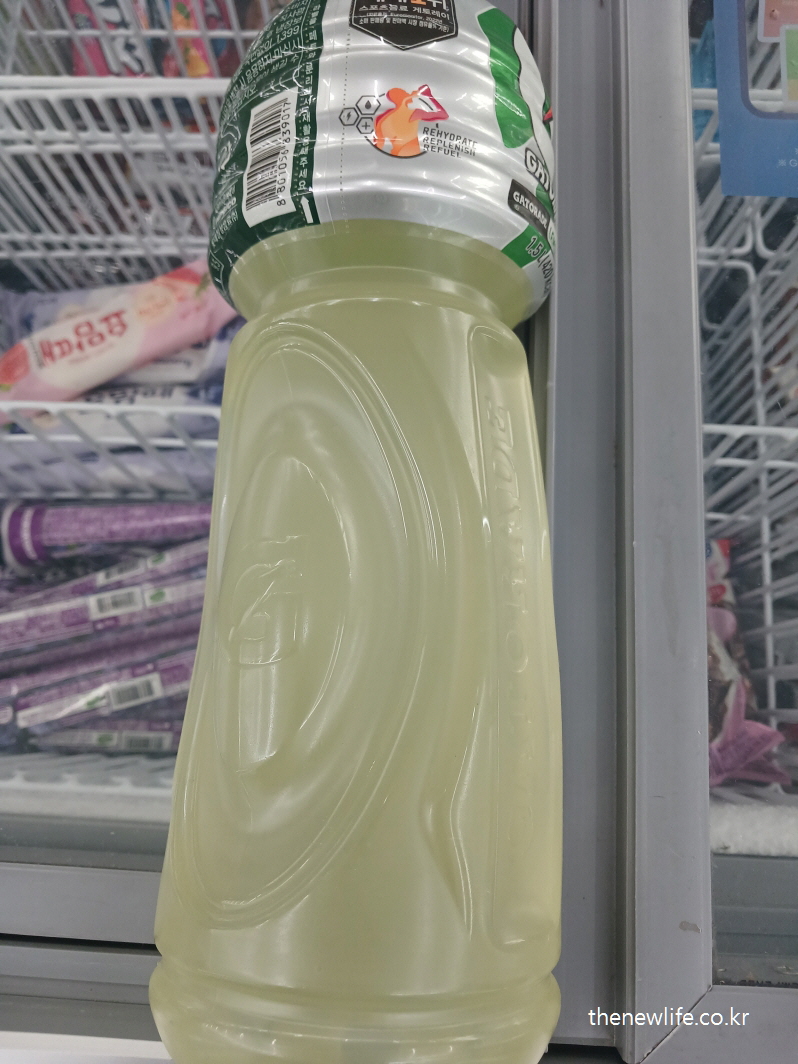 Yellow Gatorade sports drink bottle/노란색 이온음료 게토레이 병-이온음료는 전해질과 수분을 빠르게 보충해주어 열사병 대응에 필수/열사병과 일사병의 차이 설명 이미지