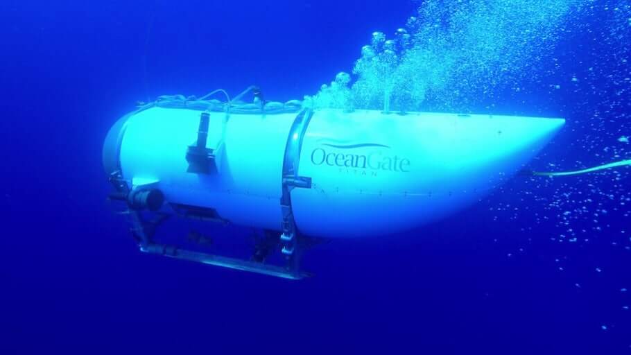 Titan: The OceanGate Disaster - 하얀색 원통형 구조의 잠수정으로, 앞쪽이 뾰족하고 뒤쪽은 둥글게 마감되어 있음. 잠수정 표면 OceanGate Titan 글자가 보임.