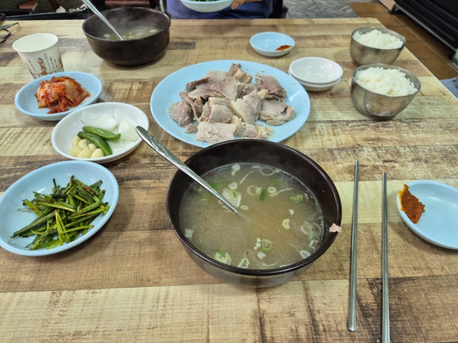 60년 전통의 대명사 수육 .백반 한 상입니다.