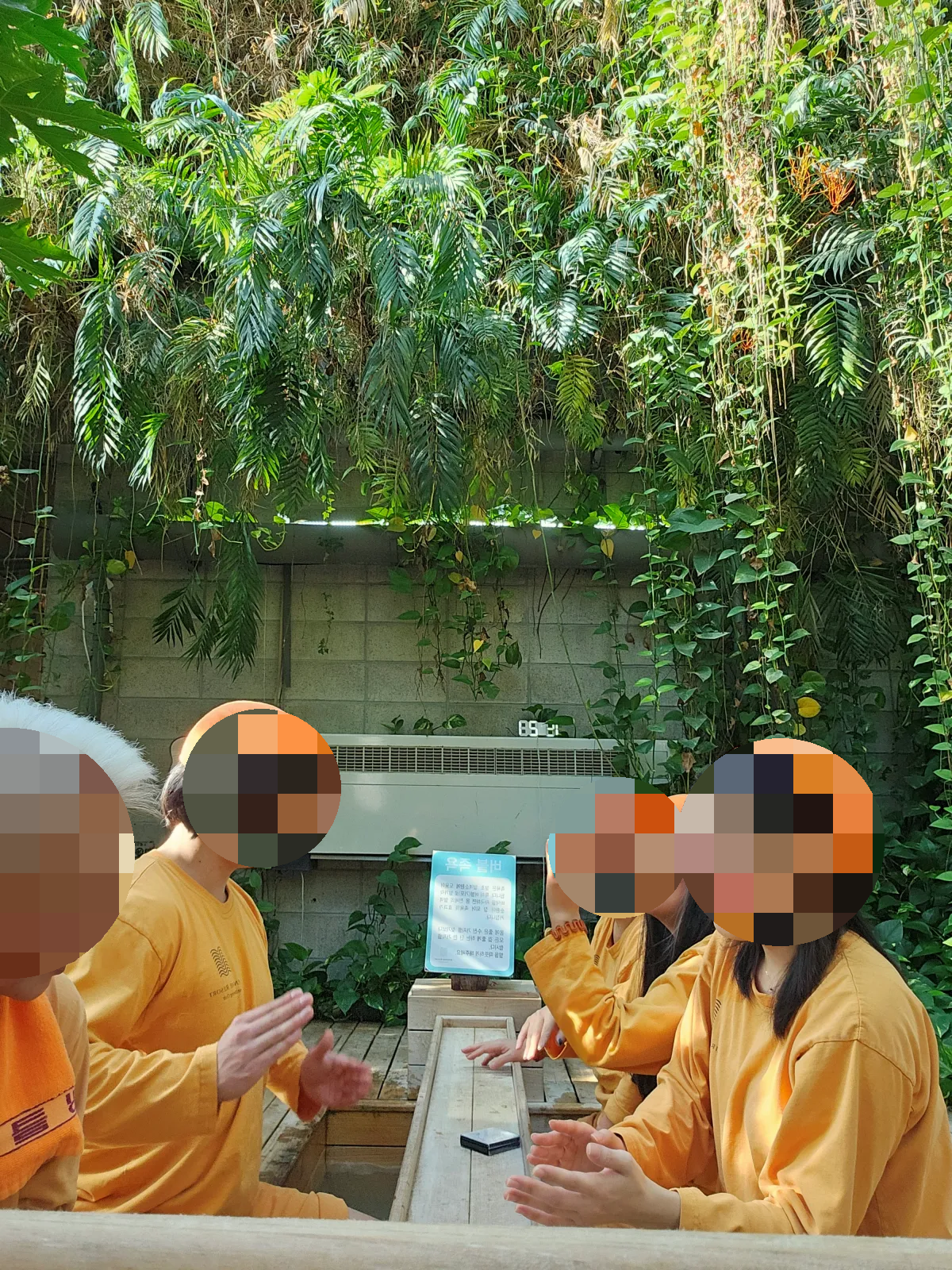 서로-마주앉아-족욕중인-사람들