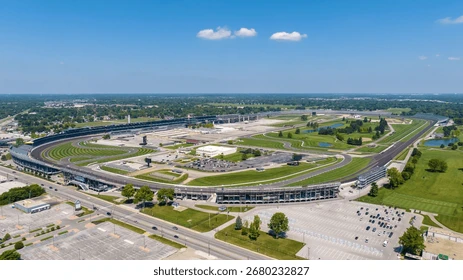 높은곳에서 인디애나폴리스 경주장을 담은 한장의 사진입니다.