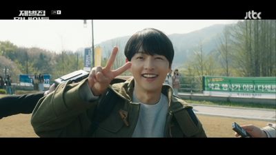 시간이 흘러 진도준이 어른 송중기가 되어 유명대 법학과에 들어가 기자들과 인터뷰하는 모습입니다.