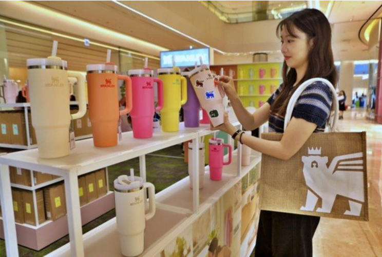 '스탠리'팝업에서 텀블러를 꾸미는 모습-'디토소비관련이미지