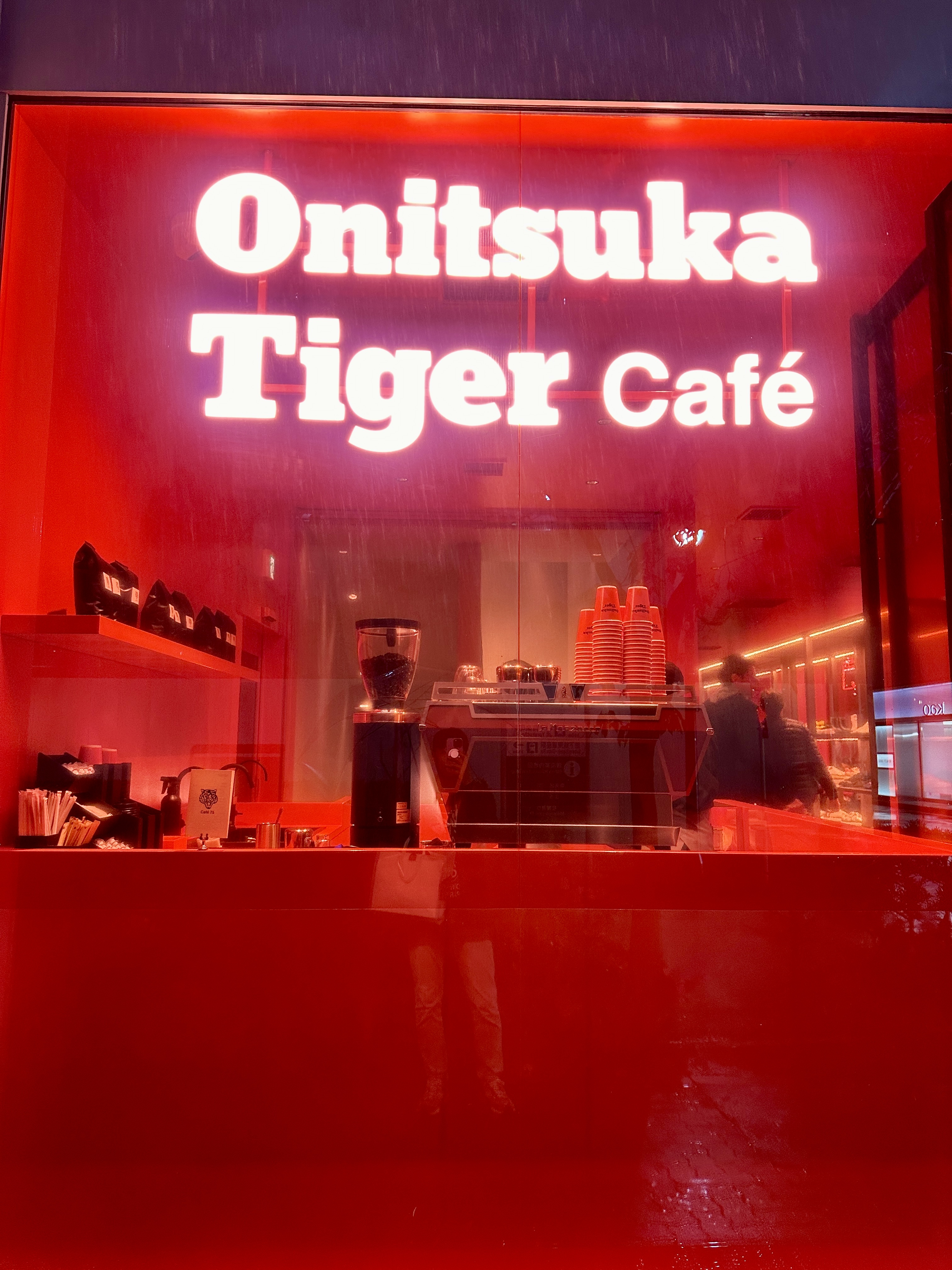 오니츠카 타이거 카페