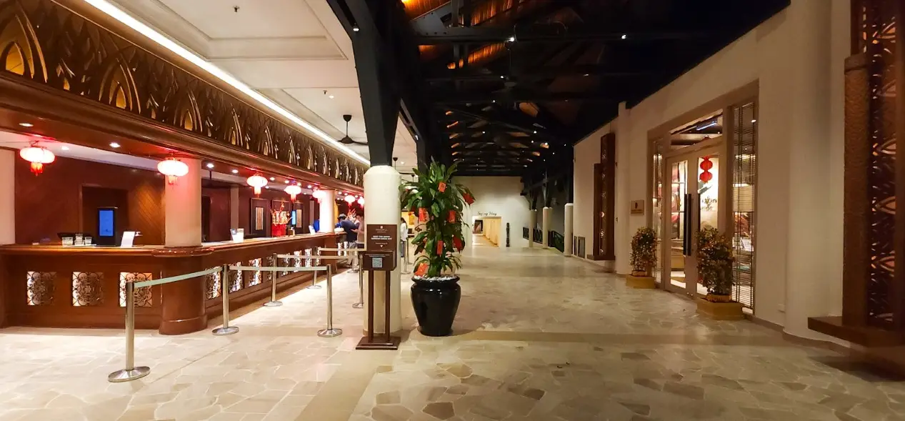 샹그릴라탄중아루-로비-새해를맞아-빨간색등이-많이-달려있는-모습-02