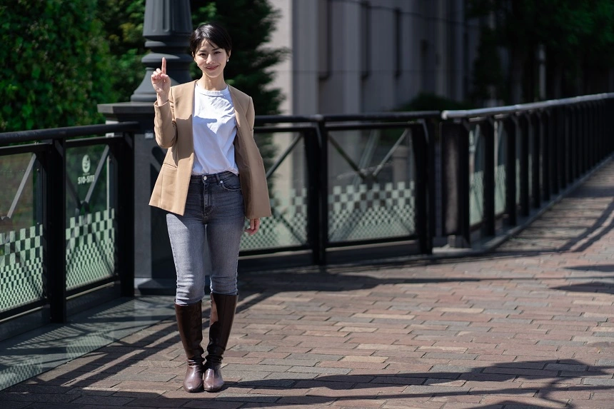 손가락으로 하나를 가리키는 여성