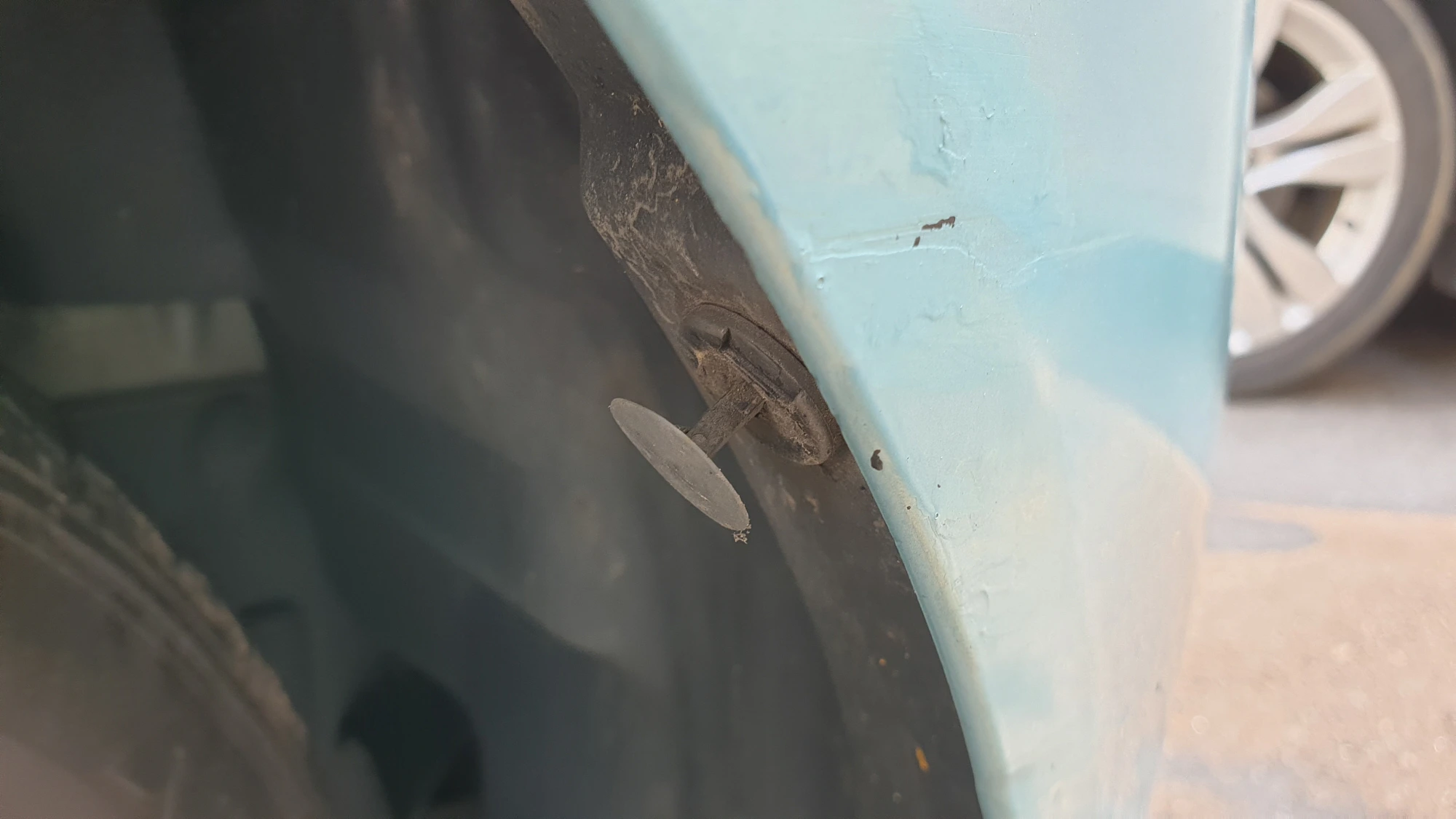 휠하우스 고정 부품 빼는 모습