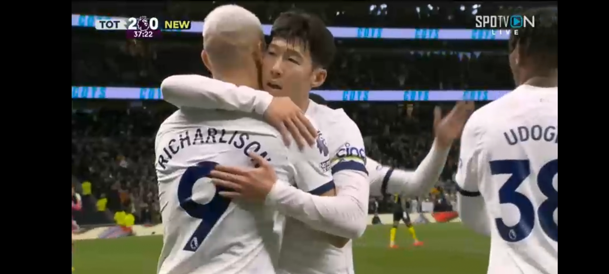 히샬리숑 2번째 골 후 손흥민과 포옹 (SPOTVON 라이브 방송 장면)