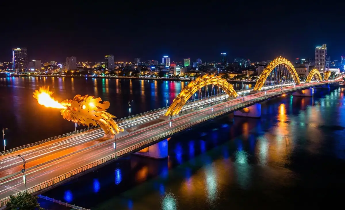 용다리가 불을 뿜어내는 화려한 야경