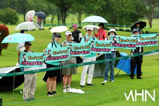 jlpga 어스 몬다민컵 상금 4억엔 돌파! 114억 투자해 646억 광고 효과 낸 프리미엄 골프 마케팅의 비밀과 박현경 공동 선두 돌풍 분석