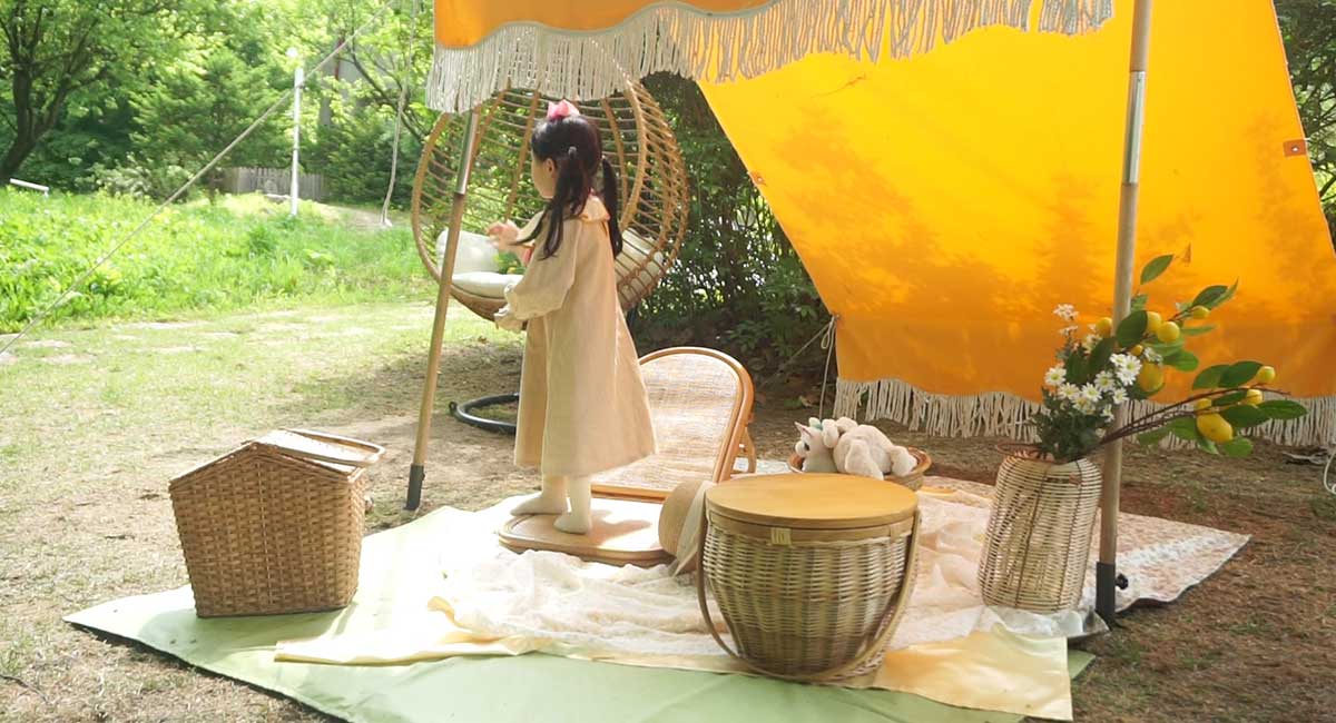 여자 아이가 피크닉을 하고 있다.