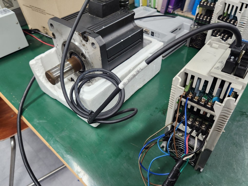 미쓰비시(MITSUBISHI) 터치패널 MR-J2S-350A E9 알람 수리 완료
