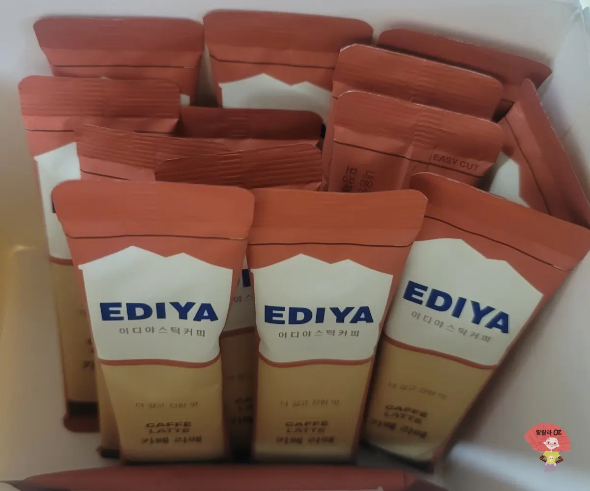 박스-안에-정렬된-이디야-스틱커피 -카페라떼-제품
