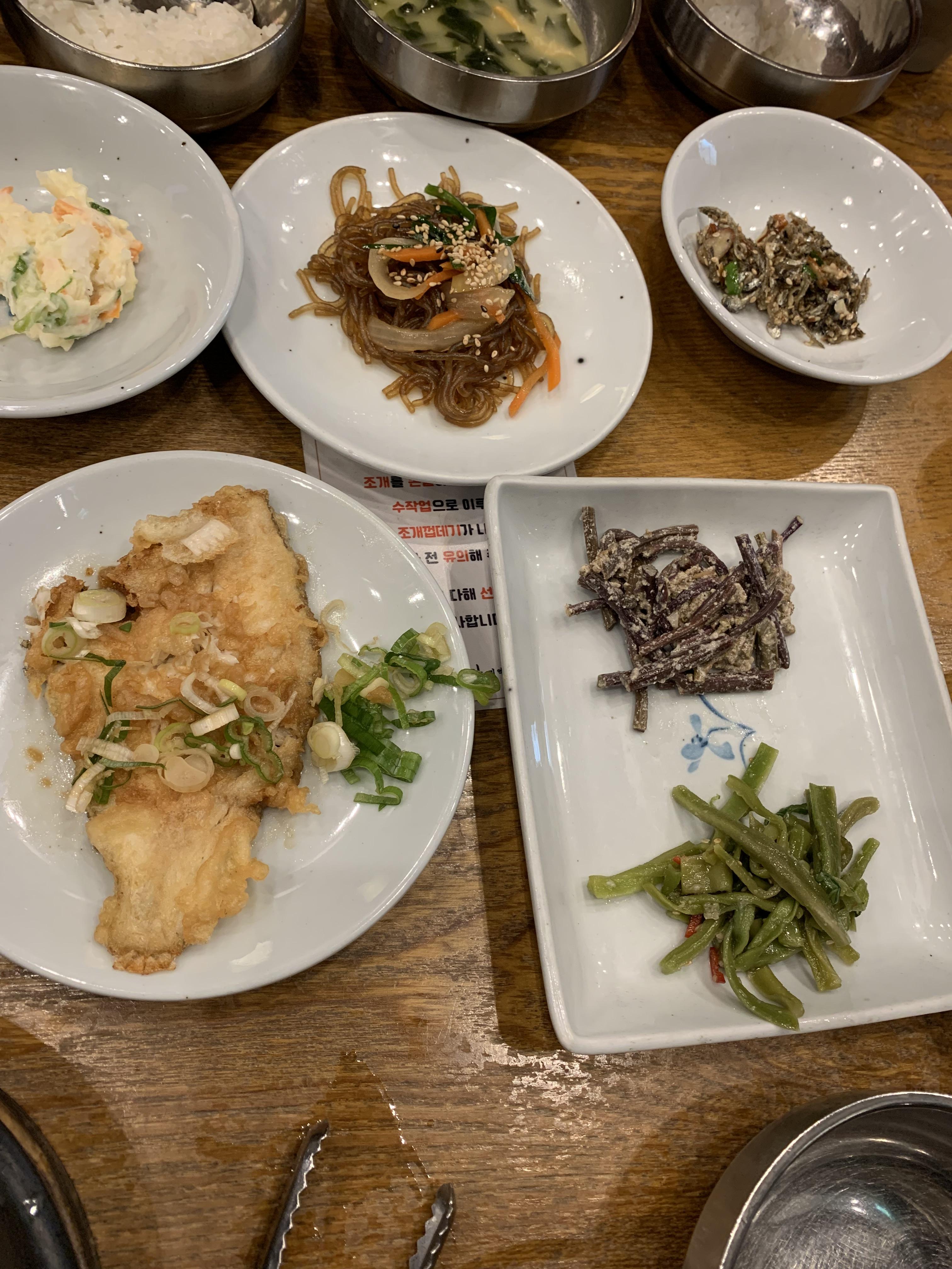 밑반찬들이다.
