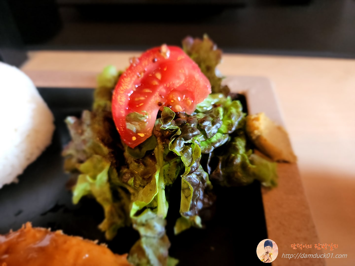 데미그라스 돈가스 상추 샐러드