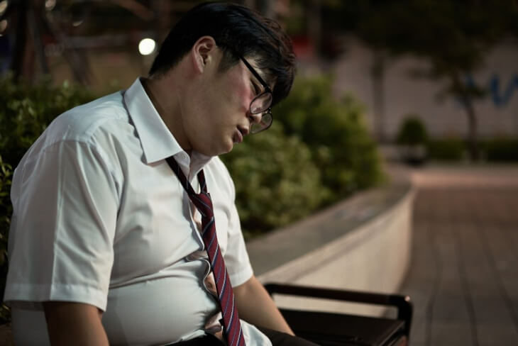 숙취로-힘든-남성