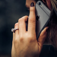 전화-중인-사진