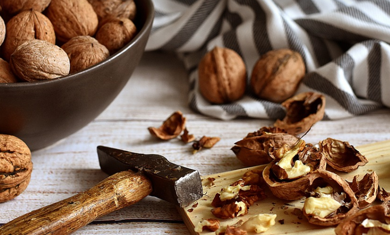 호두 먹기위한 준비를 하는 이미지