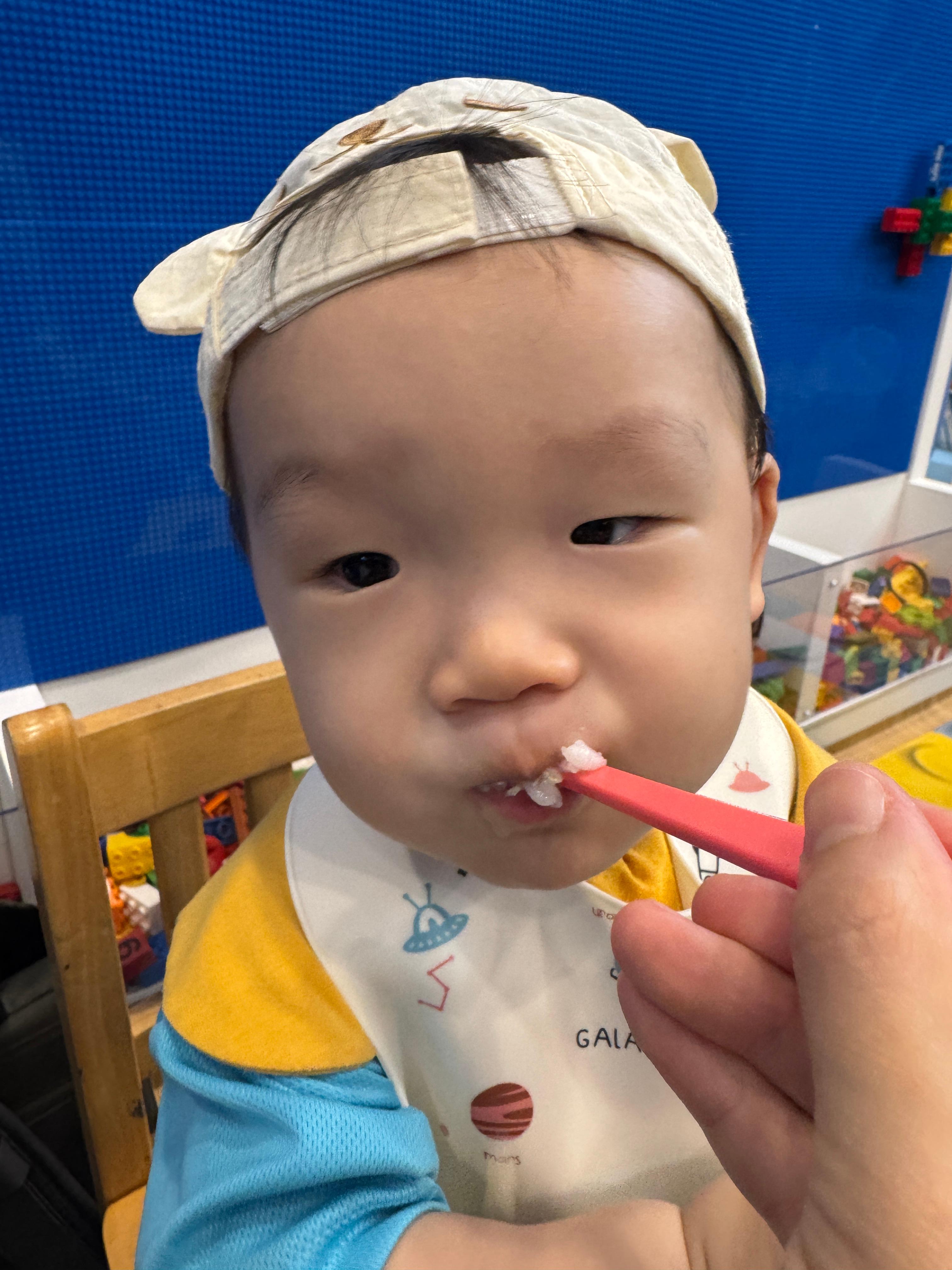 어린이집 견학와서 점심 먹고 있는 11개월 아기