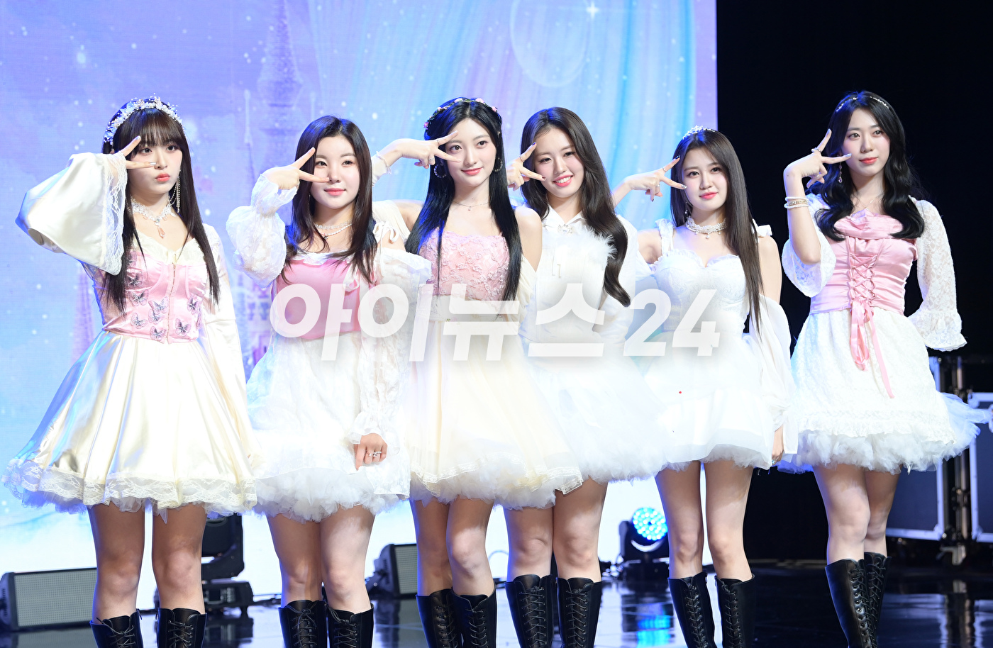 그룹 아일리원이 5일 서울 강남구 청담동 일지아트홀에서 열린 아일리원(ILY:1) 첫 번째 미니앨범 'A DREAM OF ILY:1(어 드림 오브 아일리원)' 쇼케이스에 참석해 타이틀곡 무대를 선보이고 있다. [사진=정소희 기자]