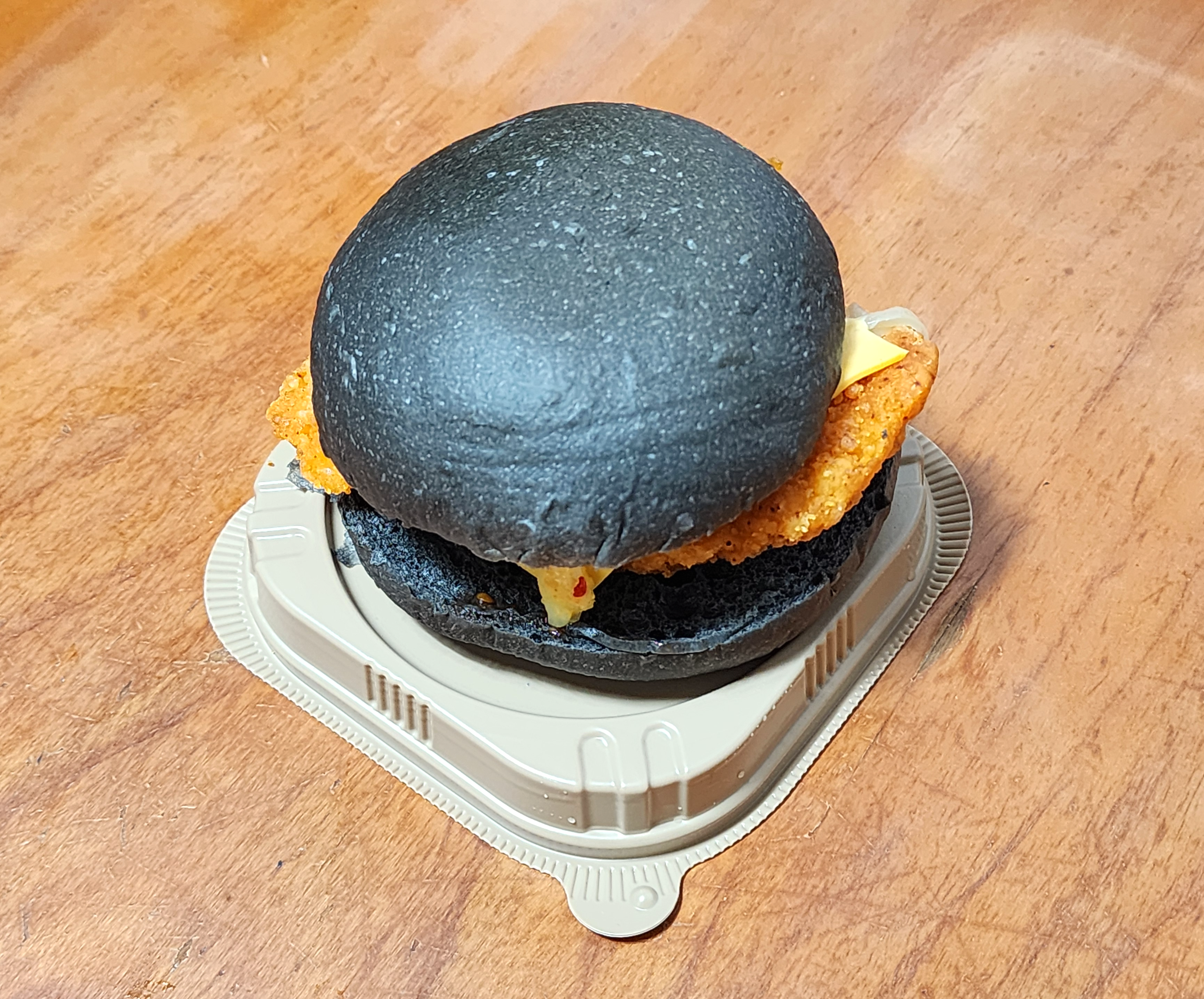 어메이징블랙통치킨버거