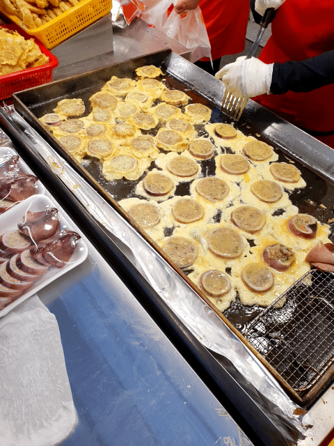 현태네 튀김 가게앞 지글지글 오징어순대 만드는중