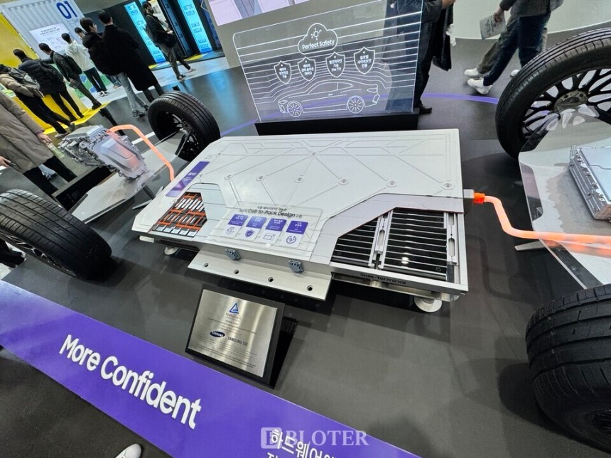 삼성SDI가 인터배터리 2025서 공개한 각형 배터리셀 기반 셀투팩 기술 모형